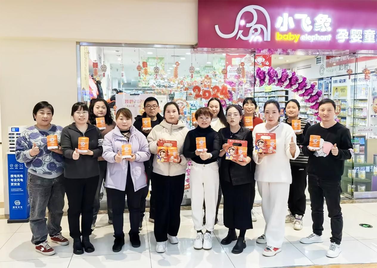 3-王萌（前排，右四）和渠道伙伴合影